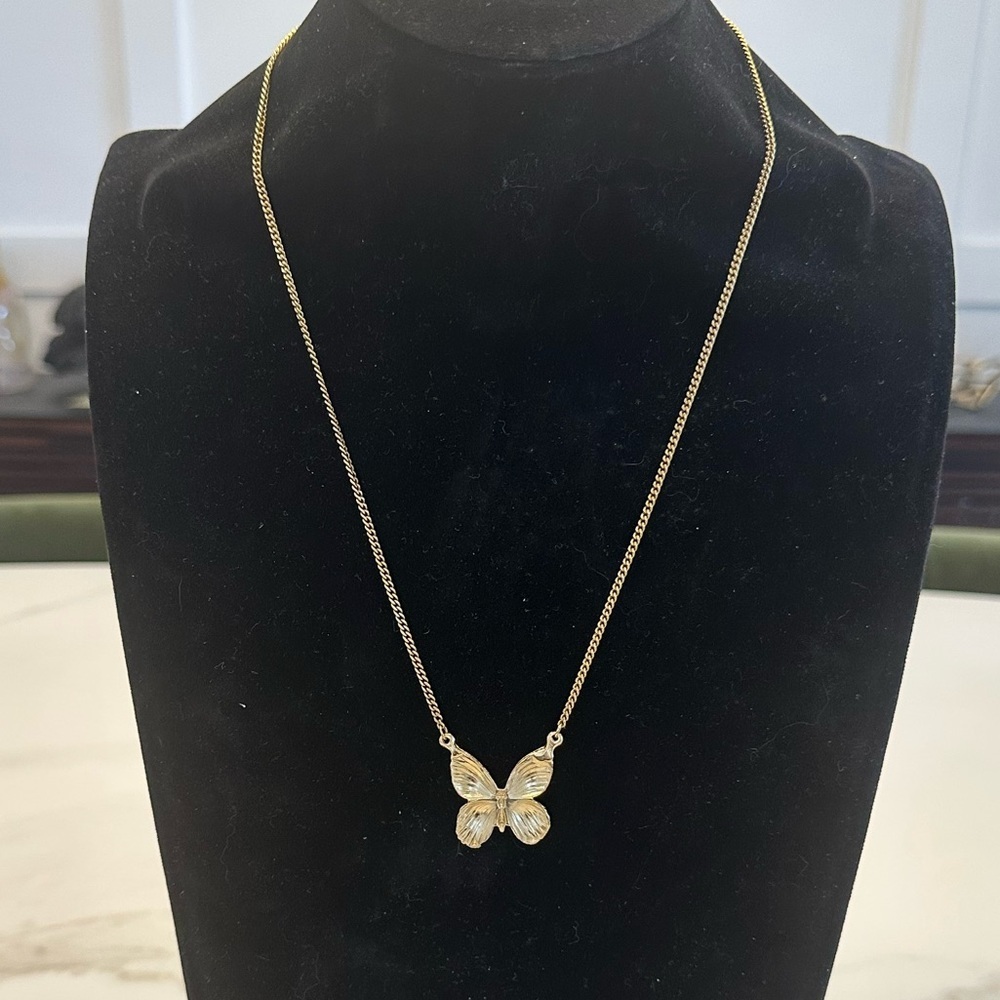 TOVA - Delicate Green Butterfly Pendant Necklace on Gold Tone Chain - Picture 9 of 16